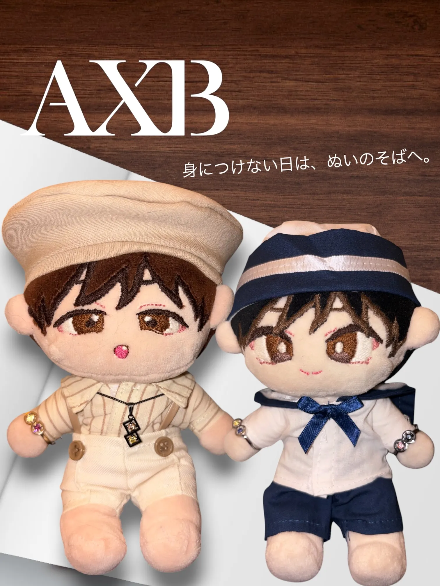 お揃いのジュエリーを身につけた二体のぬいぐるみ